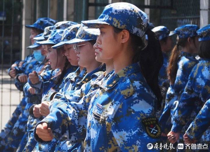 英姿飒爽！这是阅兵场上女队员的风采英姿飒爽，阅兵场上女队员的独特风采
